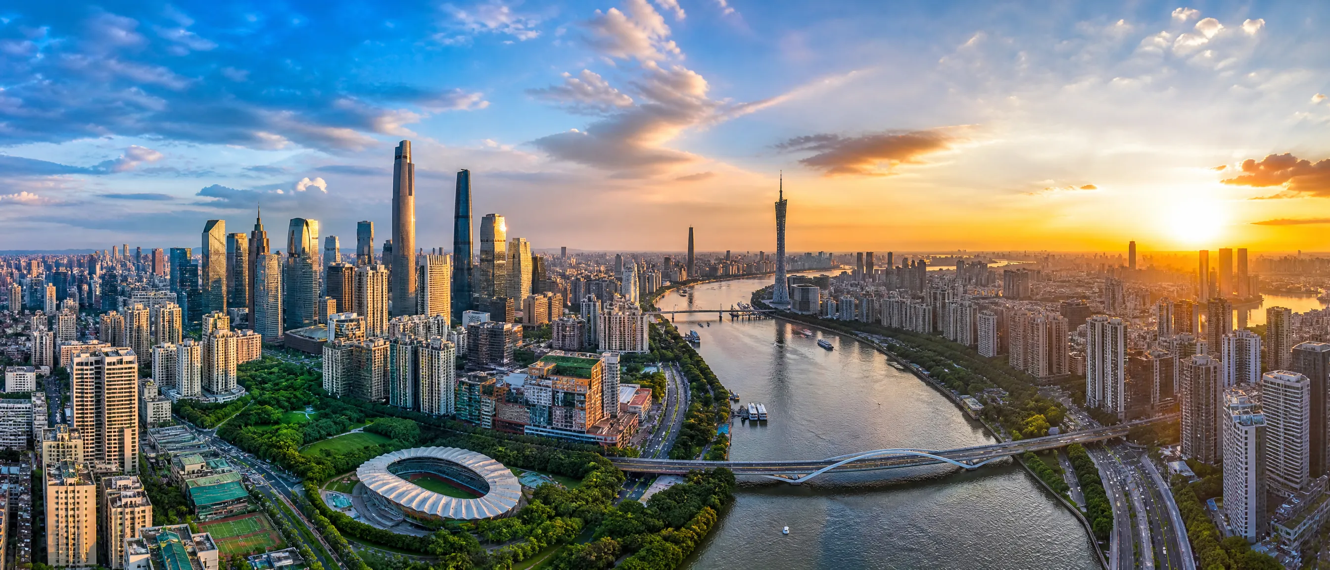 城‌市航拍全景图展示现代化都市风貌