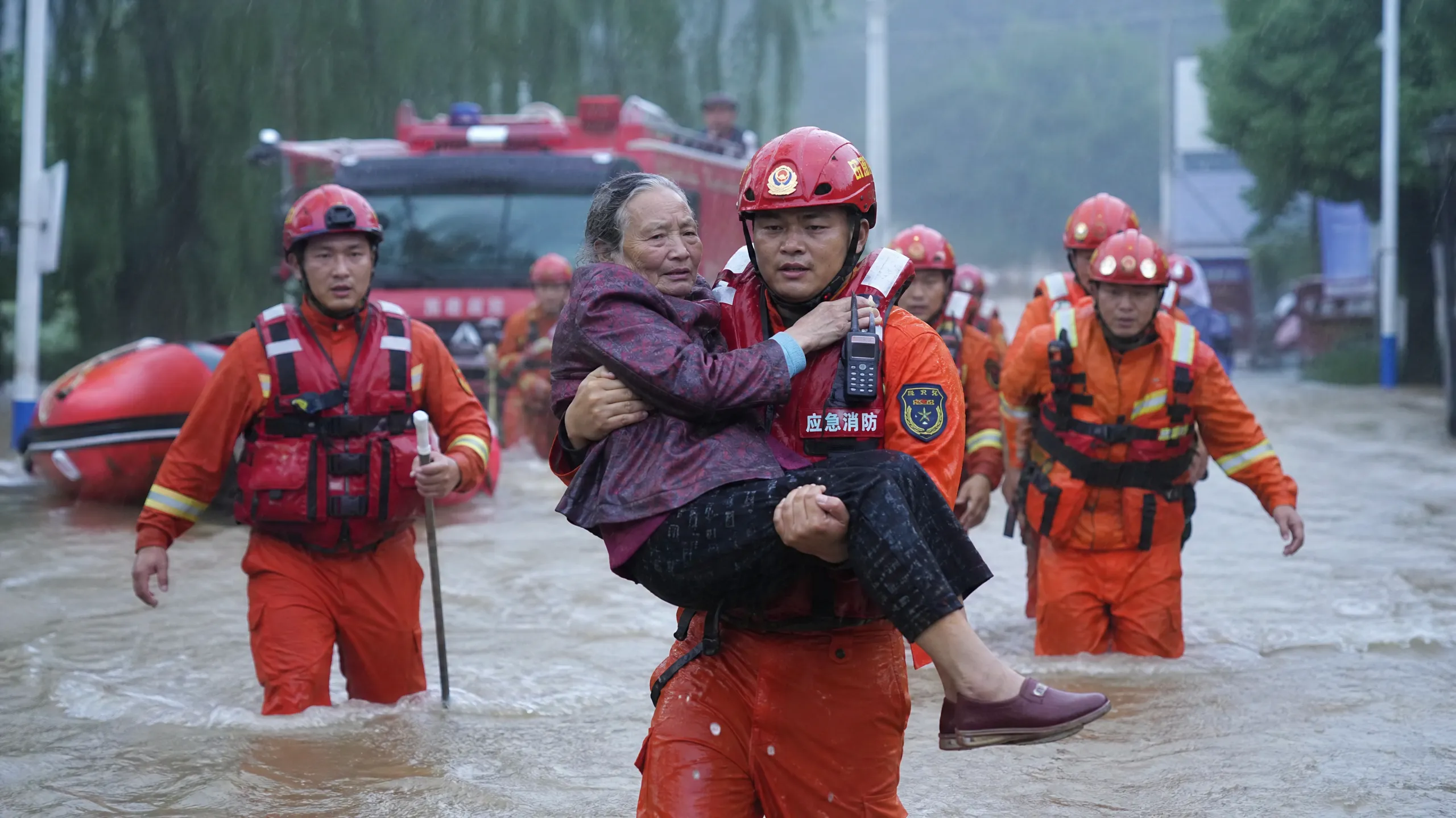 应急救援队伍在暴雨中转﻿移受困群众